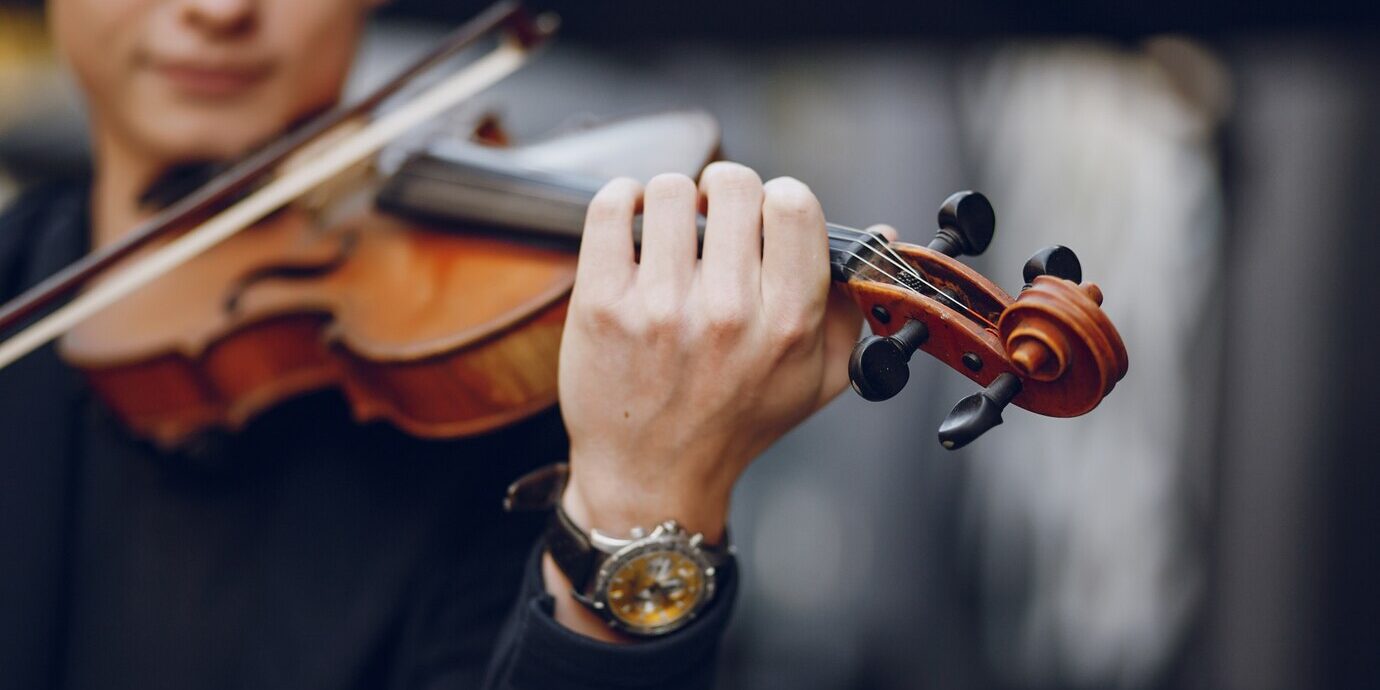 guy-with-violon_1157-8500